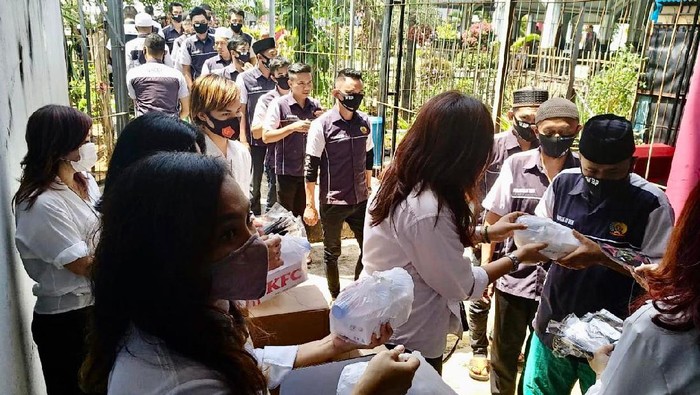 Lembaga Pemasyarakatan (Lapas) Klas 2 B Cianjur menjadi lapas pertama dan pionir sebagai lapas yang turut memerangi COVID-19 dan menerapkan protokol kesehatan.