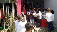 Para wanita yang tergabung dalam Aliansi Indonesia Emas ini datang dengan membawa ratusan masker yang dibagikan kepada penghuni lapas guna memutus peyebaran virus Corona yang semakin merajalela. Foto: dok. Lapas Cianjur