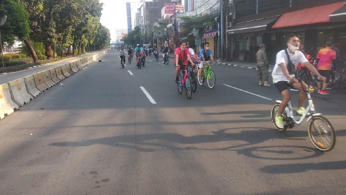 Pesepeda di Jalan Hayam Wuruk, Jakarta Pusat, Minggu (6/9/2020).