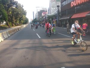 Tak Pakai Masker, 4 Pesepeda Disuruh Nyapu di Hayam Wuruk Jakpus