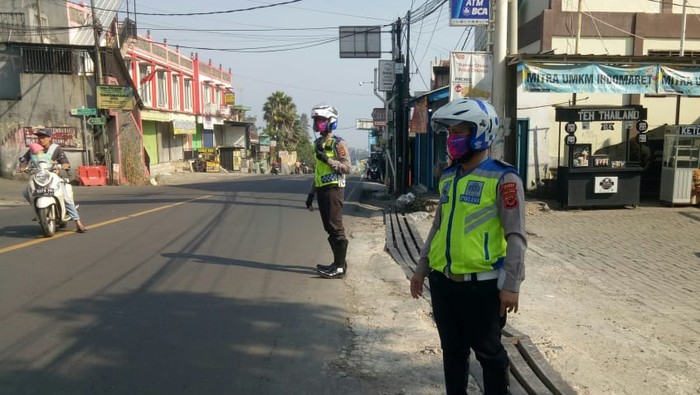 Polisi Atur Lalin di Puncak Bogor