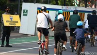 Aksi mereka ini dalam rangka mendisiplinkan masyarakat untuk mematuhi protokol kesehatan saat pandemi COVID-19.