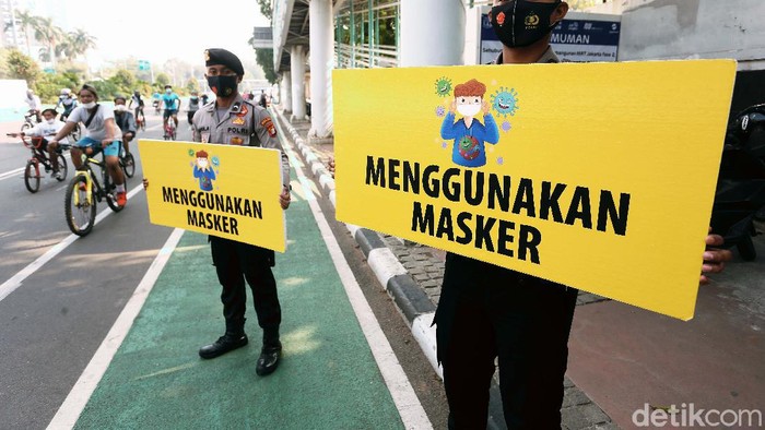 Petugas kepolisian turun langsung ke jalan dalam rangka sosialisasi protokol kesehatan kepada masyarakat. seperti terlihat di Jalan Sudirman-MH Thamrin.