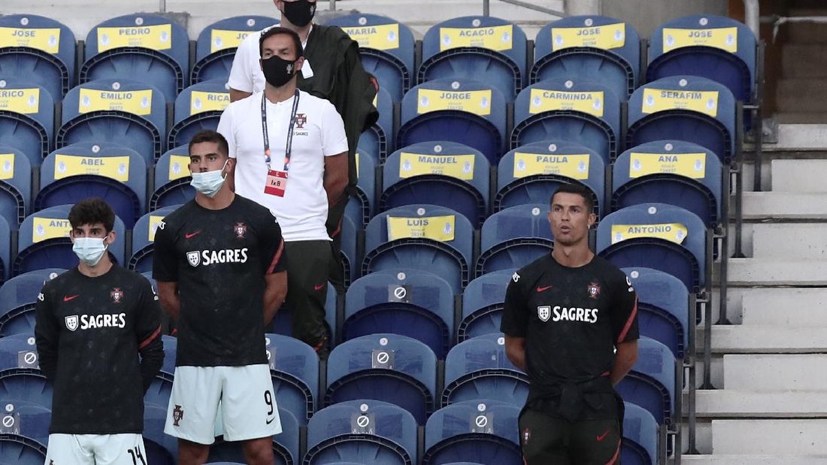 Cristiano Ronaldo menyaksikan Timnas Portugal dari tribune. (Foto: AP/Miguel Angelo Pereira)