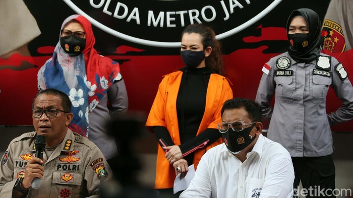 Polisi menggelar jumpa pers terkait penangkapan penyanyi Reza Artamevia terkait penyalahgunaan narkoba. Reza turut dihadirkan dengan memakai baju tahanan.