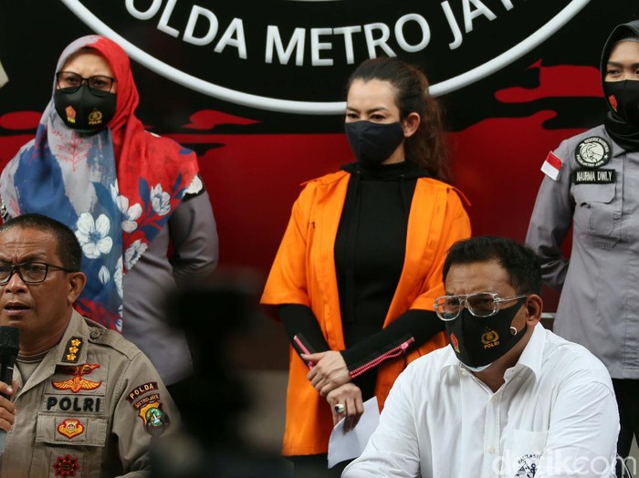 Polisi menggelar jumpa pers terkait penangkapan penyanyi Reza Artamevia terkait penyalahgunaan narkoba. Reza turut dihadirkan dengan memakai baju tahanan.