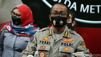 Kabid Humas Polda Metro Jaya Kombes Yusri Yunus menunjukan barang bukti yang disita dari Reza.