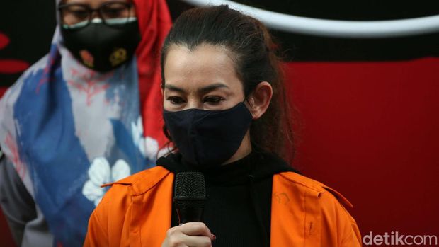 Polisi menggelar jumpa pers terkait penangkapan penyanyi Reza Artamevia terkait penyalahgunaan narkoba. Reza turut dihadirkan dengan memakai baju tahanan.