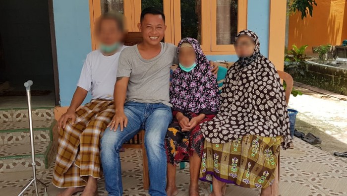 Pria perbatasan, Rinto foto bersama dengan pasien Positif COVID-19 di Kecamatan Badau, daerah perbatasan Indonesia-Malaysia, wilayah Kapuas Hulu, Kalimantan Barat. (Foto Istimewa)