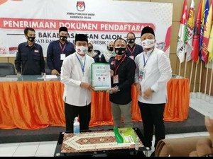 Sempatkan Sarapan Krawu, Qosim-Alif Daftar ke KPU Gresik Diiringi Selawat