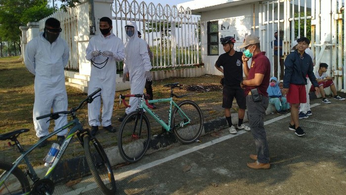 Satpol PP Ber-hazmat di Stadion Pakansari, Bogor (Sachril-detik)