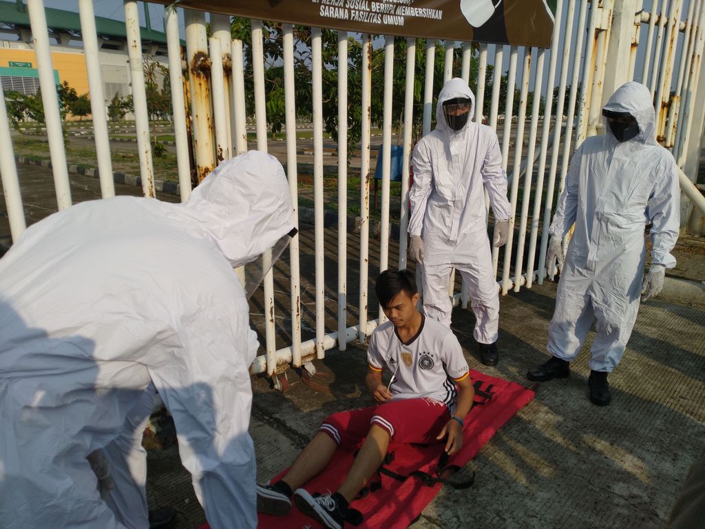 Satpol PP Ber-hazmat di Stadion Pakansari, Bogor (Sachril-detik)