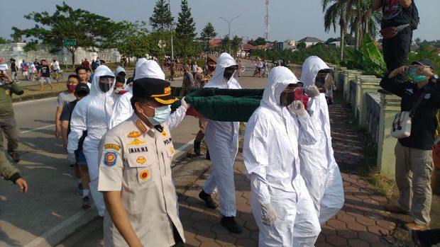 Satpol PP razia warga Bogor di Stadion Pakansari