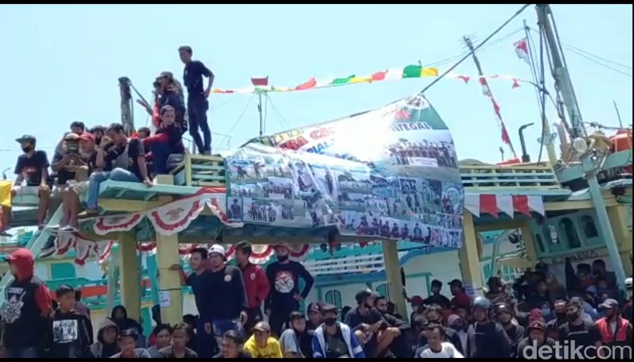Sedekah Laut di Tegal