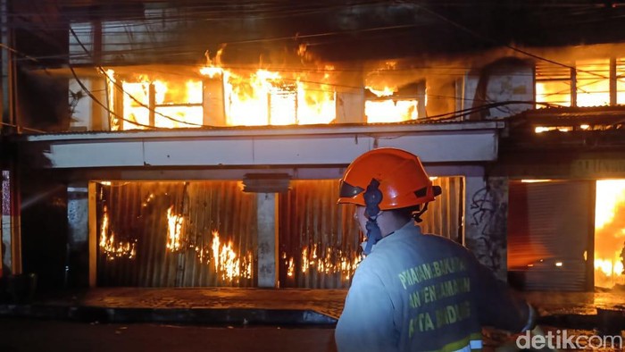 Sejumlah ruko di Tegalega Bandung hangus terbakar