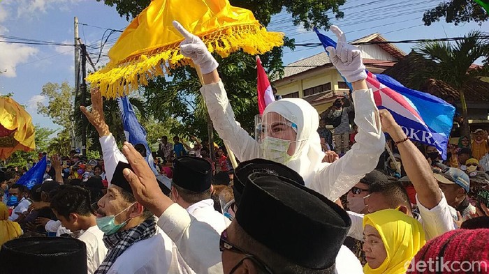 Sudah Negatif Corona, Bacalon Wabup Dompu Diarak Warga Daftar ke KPU