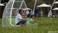 Wisatawan menikmati alam terbuka dengan nuansa persawahan, di tempat wisata Svargabumi, Borobudur, Magelang, Minggu (6/9/2020). 