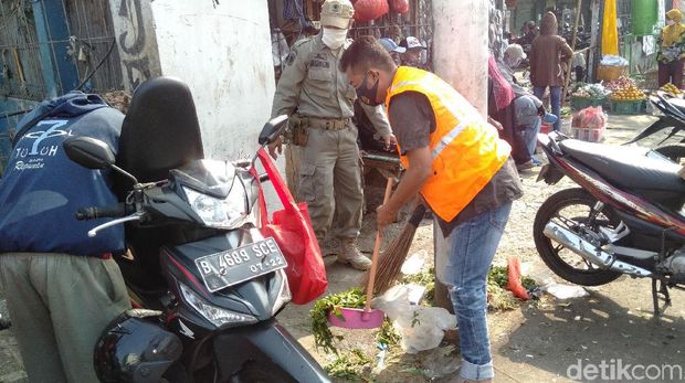 Tak Pakai Masker, Warga di Pasar Minggu Dihukum Nyapu 1 Jam