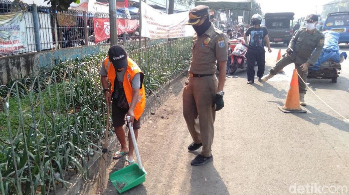 Tak Pakai Masker, Warga di Pasar Minggu Dihukum Nyapu 1 Jam