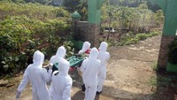 Pemerintah Kabupaten Bogor menerapkan sanksi denda sebesar Rp100 ribu serta sanksi sosial yakni kewajiban membersihkan area makam, push up dan tahapan prosesi pemakaman COVID-19.