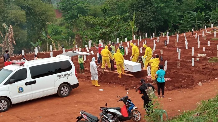 Jenazah Corona dimakamkan di lahan khusus di TPU Pondok Ranggon, Minggu (6/9/2020).