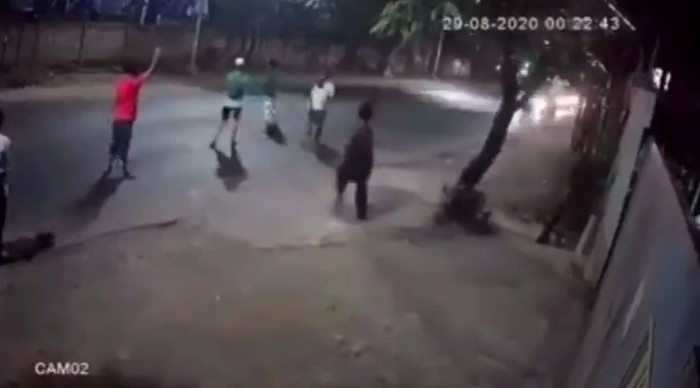 Viral! Remaja Halangi Truk di Bantar Gebang, Satu OrangTerlindas