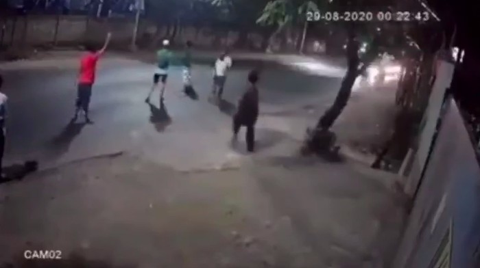 Viral! Remaja Halangi Truk di Bantar Gebang, Satu OrangTerlindas