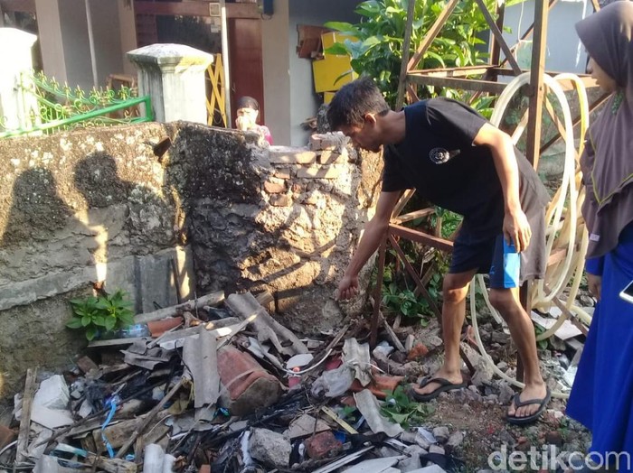 Warga tunjukan lokasi penemuan bayi di tumpukan puing bangunan tak jauh dari masjid