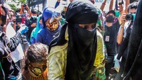Sejumlah perempuan imigran etnis Rohingya menaiki truk evakuasi pascaterdampar di pesisir Pantai Ujong Blang, Lhokseumawe, Aceh, Senin (7/9/2020). ANTARA FOTO/Rahmad  