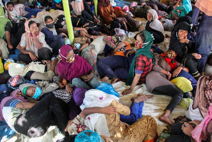 296 ORANG ETNIS ROHINGYA TERDAMPAR DI ACEH Sejumlah perempuan imigran etnis Rohingya menaiki truk evakuasi pascaterdampar di pesisir Pantai Ujong Blang, Lhokseumawe, Aceh, Senin (7/9/2020). Sebanyak 296 imigran etnis Rohingya, terdiri dari 104 orang laki-laki, 178 orang perempuan dan 14 orang anak-anak terdampar ke perairan Aceh pukul 02.30 WIB pada Senin (7/9/) dini hari. ANTARA FOTO/Rahmad/wsj.
