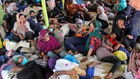 Sejumlah imigran etnis Rohingya beristirahat di pesisir Pantai Ujong Blang, Lhokseumawe, Aceh, Senin (7/9/2020). ANTARA FOTO/Rahmad  