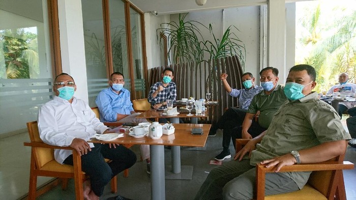 3 bakal paslon Pilwalkot Cilegon ngopi bareng. (Foto: M Iqbal/detikcom)