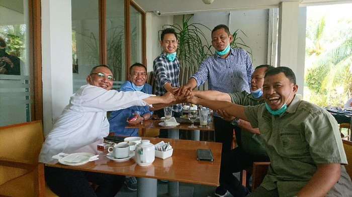 3 bakal paslon Pilwalkot Cilegon ngopi bareng. (Foto: M Iqbal/detikcom)