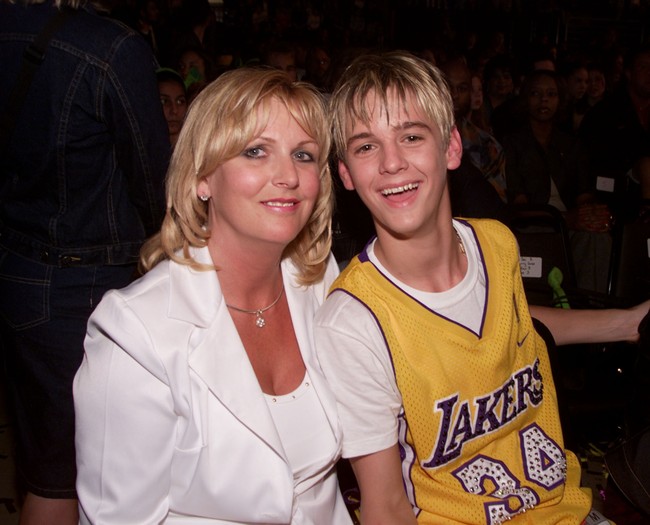 Aaron Carter bersama ibunya, Jane Elizabeth Carter, saat menghadiri Nickelodeons 14th Annual Kids Choice Awards Show pada 2001. (Foto: Getty Images)