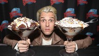 Ini pertama kalinya bagiku. Saksikan live malam ini di @camsoda jam 9 malam, tulisnya pada caption. CamSoda merupakan situs dewasa yang menampilkan siaran langsung. Foto: Instagram @aaroncarter