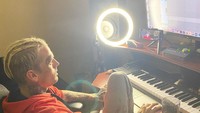 Setiap kali di studio, Aaron Carter memang selalu ditemani dengan minuman. Nah, kalau momen yang ini memperlihatkan bekas gelas yang sudah kosong. Kira-kira Aaron minum apa ya? Foto: Instagram @aaroncarter