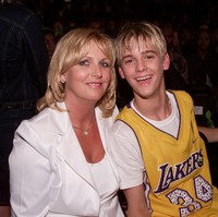 Aaron Carter bersama ibunya, Jane Elizabeth Carter, saat menghadiri Nickelodeons 14th Annual Kids Choice Awards Show pada 2001. (Foto: Getty Images)
