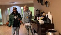 Ini momen Aaron Carter saat makan fast food dari gerai terkenal. Makan lesehan lengkap dengan minuman segar. Foto: Instagram @aaroncarter