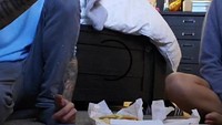 Ini momen Aaron Carter saat makan fast food dari gerai terkenal. Makan lesehan lengkap dengan minuman segar. Foto: Instagram @aaroncarter