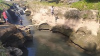 Setiap hari puluhan pengunjung datang ke lokasi untuk berfoto, mandi hingga menikmati suasana bersama keluarga. Lokasi tepatnya ada di DAM Licin Sungai Dhompo, Kecamatan Kraton, Kabupaten Pasuruan. 