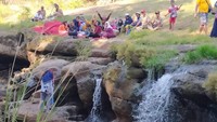 Kalau akhir pekan bisa lebih 500 pengunjung. Selain bisa selfie dan mandi di bawah (air terjun), di atas DAM, ada sungai, pengunjung bisa sewa perahu, kata  Kades Dhompo, M Salim. 
