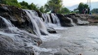 Sungai di Pasuruan berubah menjadi destinasi wisata air terjun mini nan cantik. Namanya Air Terjun Mini Sungai Dhompo. Destinasi ini lagi ngehits lho di Pasuruan. 
