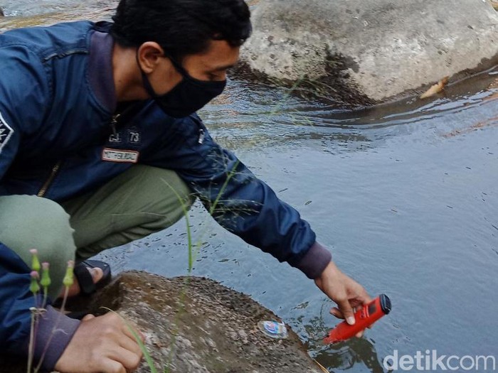 Aliran Kali Brantas dipenuhi plastik