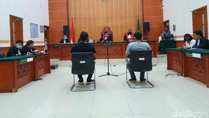 Anggota Polres Jakarta Barat, Budi (kiri) dan Sunardi (kanan) memberikan kesaksian di sidang kasus narkoba Vanessa Angel di PN Jakbar (Isal Mawardi/detikcom).
