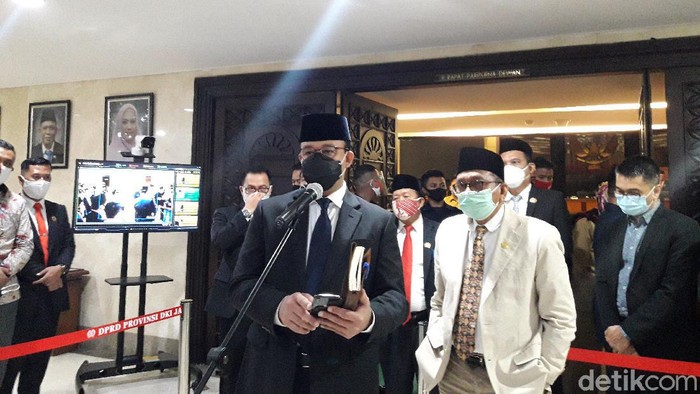 Anies usai rapat paripurna di DPRD DKI Jakarta.