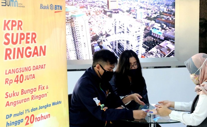 Asyik, Milenial Bisa Punya Rumah lewat Angsuran Berjenjang Sepasang suami istri sedang berkonsultasi dengan salah satu pegawai Bank BTN mengenai fitur Graduated Payment Mortgage atau sistem angsuran kpr berjenjang untuk KPR Bantuan Pembiayaan Perumahan atau BP2BT di Plaza KPR BTN, Jakarta, Senin (7/9). Bank BTN merilis fitur baru angsuran berjenjang untuk mendorong penyaluran KPR BP2BT. fitur tersebut memberikan suku bunga kredit fixed sebesar 10 persen selama 3 tahun dengan uang muka minimal 1 persen dan bantuan uang muka maksimal Rp 40 juta.