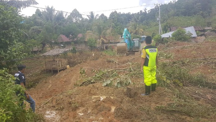 Banjir dan longsor terjadi di Tabulahan, Mamasa, Sulbar, akibat hujan deras. Akses 5 desa terputus akibat tertutup material longsor (dok istimewa)