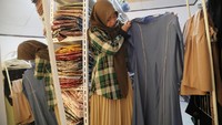 Salah satunya adalah bisnis online shop fashion muslim ini. Meskipun pemasarannya murni dilakukan seluruhnya secara online, justru kini bisnis ini mendulang untung. Foto: dok. UMKM