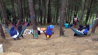 Sejumlah hammock hingga tempat duduk juga disiapkan untuk wahana bersantai para pengunjung. Para wisatawan asyik menikmati suasana ditemani angin sepoi-sepoi yang bertiup. 