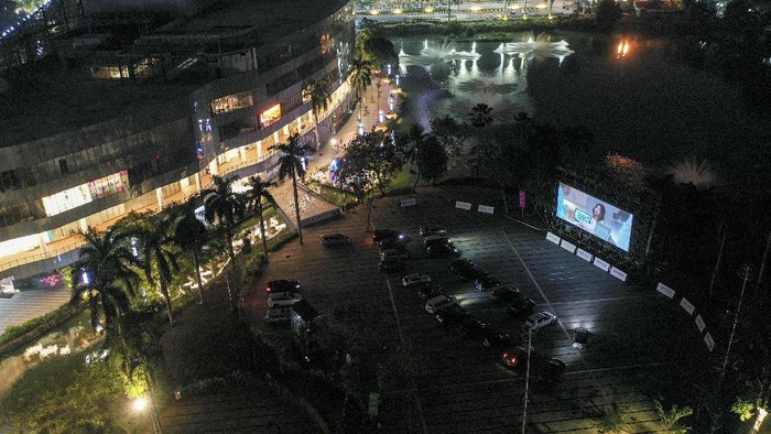 Pengunjung berada di dalam mobil saat menyaksikan film di Skylight Cinema, Senayan Park, Jakarta, Minggu (6/9/2020). Cinema drive-in dihadirkan untuk memenuhi keinginan masyarakat yang ingin menyaksikan pertunjukan film pada saat pandemi COVID-19. ANTARA FOTO/Hafidz Mubarak A/aww.